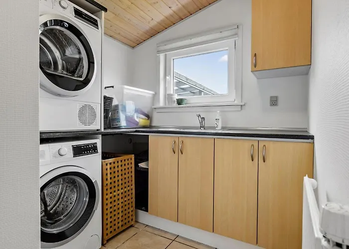 Prázdninový dům 4 Bedroom Awesome In *